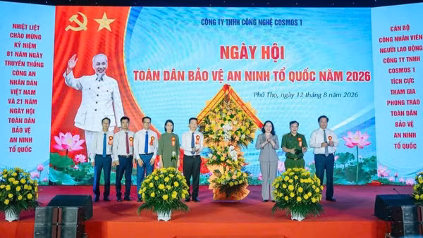Phó Chủ tịch nước Võ Thị Ánh Xuân tặng hoa chúc mừng Công ty trách nhiệm hữu hạn công nghệ COSMOS 1. (Ảnh: Hồng Hà)