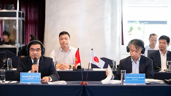 Phó Giáo sư, Tiến sĩ Nguyễn Đức Toàn, Cục trưởng Cục Biển và Hải đảo Việt Nam (bên trái ảnh).