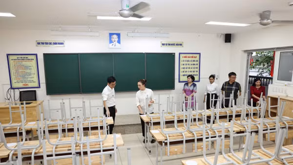 Ban Chỉ đạo thi phường Cửa Nam, Hà Nội kiểm tra công tác chuẩn bị cơ sở vật chất, điều kiện tổ chức thi kỳ thi vào lớp 10. (Ảnh: ĐẠI THẮNG)