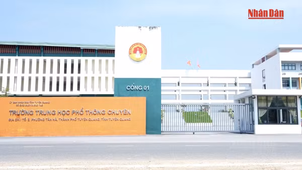 Vắng 5 thí sinh trong buổi tập trung làm thủ tục thi lại tại điểm thi Trường chuyên Tuyên Quang