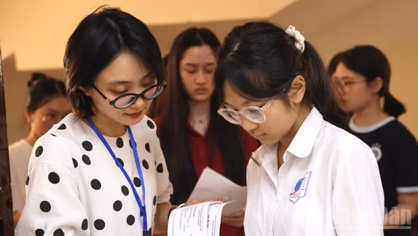 Sáng 4/6, thí sinh bước vào kỳ thi tuyển sinh lớp 10 Trường THPT chuyên Đại học Sư phạm năm học 2026-2027. (Ảnh: ĐẠI THẮNG)