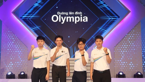 Bốn "nhà leo núi" tràn đầy hứng khởi và sự tự tin khi bước vào trận chung kết (Ảnh: Chương trình Đường lên đỉnh Olympia)