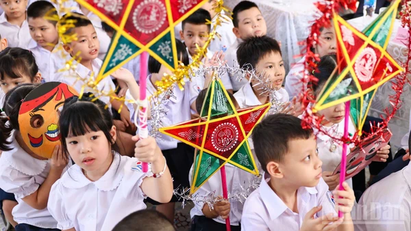 [Ảnh] Học sinh Trường tiểu học Bình Minh vui hội trăng rằm, đón nhận niềm vui tuổi thơ