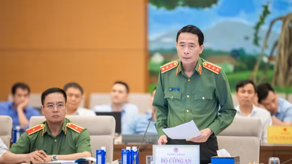 Thượng tướng Lê Quốc Hùng, Thứ trưởng Bộ Công an cùng đồng chí Thiếu tướng Phạm Công Nguyên, Cục trưởng V03 thẩm tra Bộ luật hình sự tại phiên họp toàn thể lần thứ 3 của Uỷ ban Pháp luật và tư pháp, năm 2025