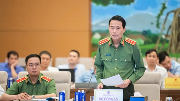 Thượng tướng Lê Quốc Hùng, Thứ trưởng Bộ Công an cùng đồng chí Thiếu tướng Phạm Công Nguyên, Cục trưởng V03 thẩm tra Bộ luật hình sự tại phiên họp toàn thể lần thứ 3 của Uỷ ban Pháp luật và tư pháp, năm 2025