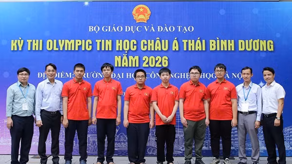 Sáu thí sinh (mặc áo đỏ) đoạt Huy chương Vàng và Bạc Olympic Tin học châu Á-Thái Bình Dương năm 2026.