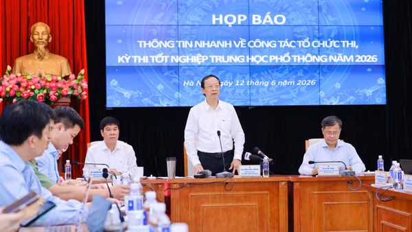 Chiều 12/6, Bộ Giáo dục và Đào tạo tổ chức họp báo thông tin nhanh về công tác tổ chức thi, kỳ thi tốt nghiệp trung học phổ thông năm 2026. Thứ trưởng Thường trực Bộ Giáo dục và Đào tạo Phạm Ngọc Thưởng chủ trì họp báo.
