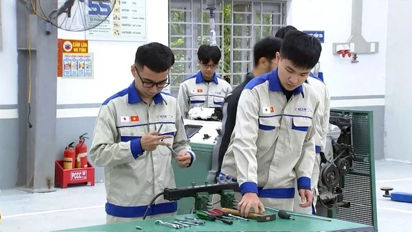 Học viên trong giờ thực hành nghề công nghệ ô-tô (Ảnh: THU TRANG)