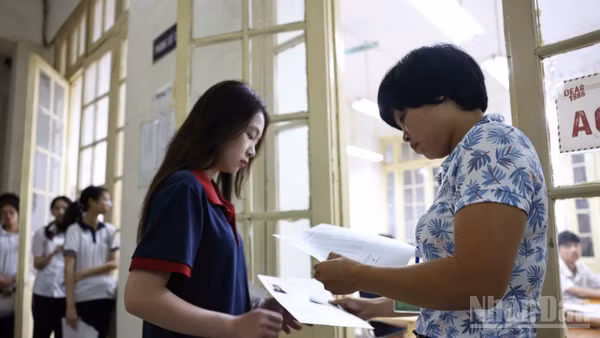 Thí sinh vào phòng thi để thực hiện môn đầu tiên, Ngữ văn tại điểm thi Trường trung học phổ thông Trần Phú-Hoàn Kiếm sáng 30/5. (Ảnh: ĐẠI THẮNG)