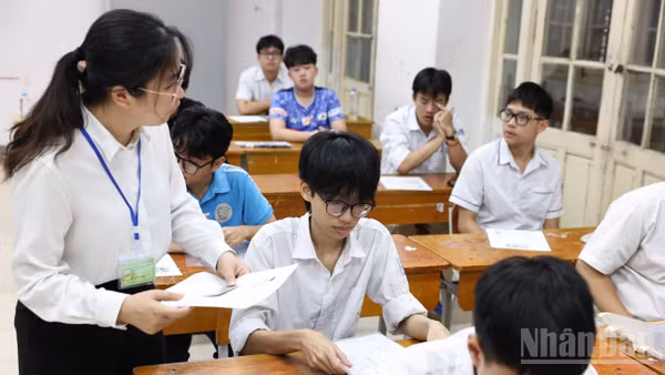 Trong phòng thi Ngữ văn Kỳ thi tuyển sinh vào lớp 10 của Hà Nội sáng 30/5. (Ảnh: ĐẠI THẮNG)