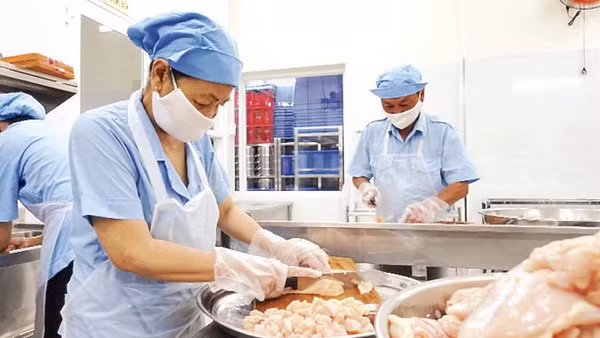 Khu vực chế biến thực phẩm tại bếp ăn. (Ảnh minh họa: ANH ĐÀO)