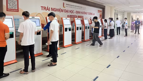 Thí sinh làm thủ tục trước khi vào thi TSA. (Ảnh: HUST)