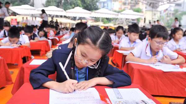 Học sinh hào hứng tham gia sân chơi kiến thức Ngày hội Trạng nguyên nhỏ tuổi và Trạng nguyên “Nét chữ - Nết người” (Ảnh: NGUYỄN HOÀNG)