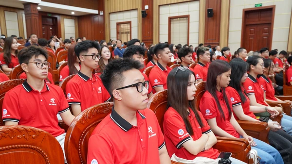 Sinh viên khóa 4 ngành Tài chính và Quản lý chương trình chương trình La Trobe -NEU tại Lễ khai giảng.