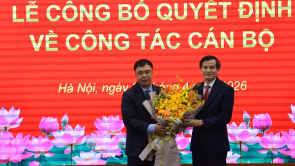 Phó Giáo sư, Tiến sĩ Đoàn Minh Huấn, Ủy viên Bộ Chính trị, Giám đốc Học viện Chính trị quốc gia Hồ Chí Minh trao quyết định bổ nhiệm Giáo sư, Tiến sĩ Nguyễn Quốc Sửu, Phó Giám đốc Học viện Hành chính và Quản trị công (Học viện Chính trị quốc gia Hồ Chí Minh) giữ chức danh trợ lý của đồng chí Đoàn Minh Huấn, Ủy viên Bộ Chính trị, Giám đốc Học viện Chính trị quốc gia Hồ Chí Minh. (Ảnh: PHẠM CƯỜNG)