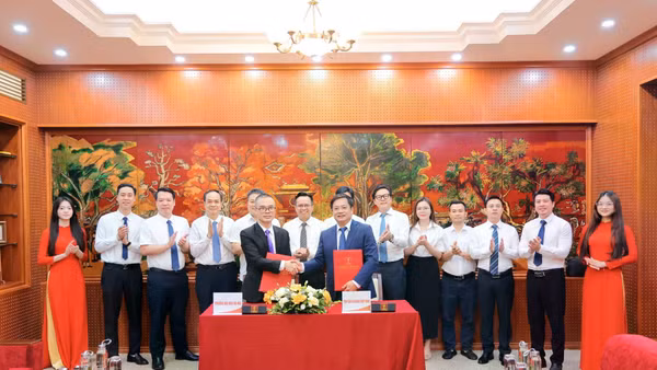 Lễ ký kết hợp tác giữa Tạp chí Gia đình Việt Nam và Trường đại học Hà Nội.