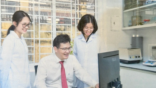 Cán bộ Khoa Môi trường nghiên cứu tại phòng thí nghiệm trọng điểm Công nghệ môi trường xanh và tái chế chất thải GreenLab.