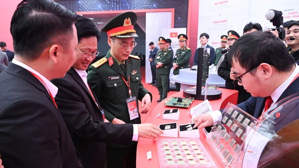 Trưng bày sản phẩm chip tại lễ khởi công nhà máy chế tạo chip bán dẫn công nghệ cao đầu tiên của Việt Nam do Viettel đầu tư xây dựng. (Ảnh: TRẦN HẢI)