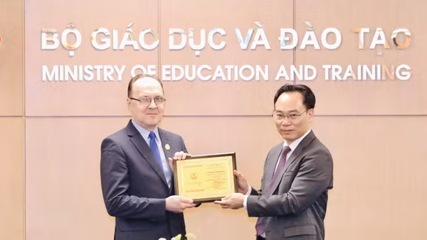 Quyền Bộ trưởng Giáo dục và Đào tạo Hoàng Minh Sơn trao Kỷ niệm chương "Vì sự nghiệp Giáo dục" cho Đại sứ đặc mệnh toàn quyền Liên bang Nga tại Việt Nam Bezdetko Gennady Stepanovich. 