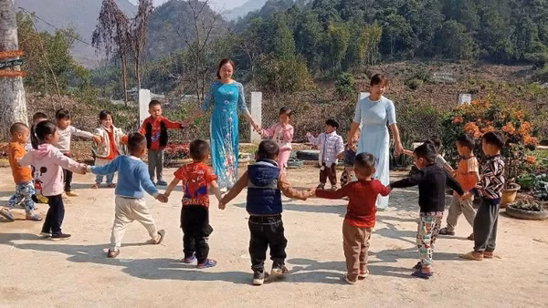 Cô trò Trường mầm non Quài Nưa (xã Tuần Giáo, tỉnh Điện Biên). (Ảnh minh họa: THU TRANG)