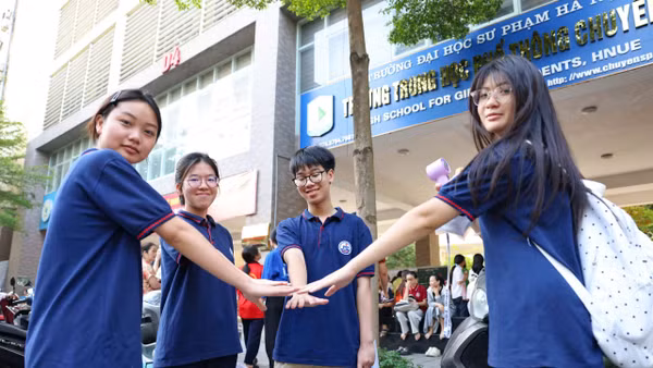 Thí sinh tham dự kỳ thi vào lớp 10 Trường THPT chuyên Đại học Sư phạm năm học 2026-2027 (Ảnh: ĐẠI THÂNG)