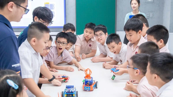 Học sinh Trường tiểu học và THCS MAY hào hứng trong giờ học STEM