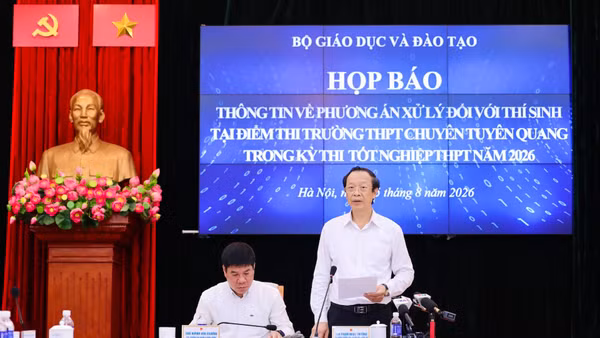 Lãnh đạo Bộ Giáo dục và Đào tạo thông tin về phương án xử lý đối với thí sinh Điểm thi Trường trung học phổ thông chuyên tỉnh Tuyên Quang tại Kỳ thi tốt nghiệp trung học phổ thông năm 2026 tại Họp báo sáng 5/8. (Ảnh: NGUYỄN MẠNH)