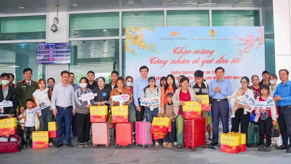 Tặng quà người lao động trước khi lên máy bay trong Chương trình “Chuyến bay Công đoàn- Xuân 2026”