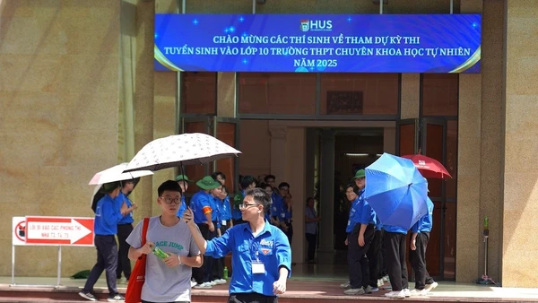 Thí sinh thi vào lớp 10 Trường THPT chuyên Khoa học Tự nhiên năm 2025. (Ảnh: HUS)