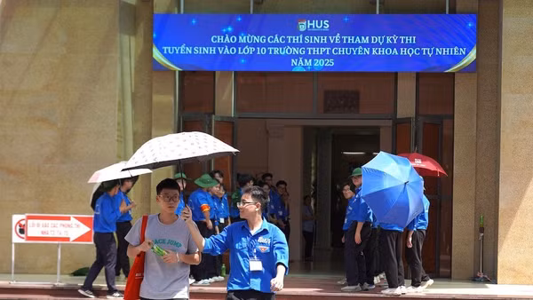 Thí sinh thi vào lớp 10 Trường THPT chuyên Khoa học Tự nhiên năm 2025. (Ảnh: HUS)