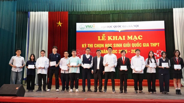 Phó Giáo sư, Tiến sĩ Nguyễn Anh Tuấn, Trưởng ban Đào tạo và Công tác sinh viên, Đại học Quốc gia Hà Nội trao quà động viên cho đại diện 13 đội tuyển tham dự kỳ thi chọn học sinh giỏi quốc gia năm học 2025-2026 tại Hội đồng coi thi Đại học Quốc gia Hà Nội (Ảnh: HUS)