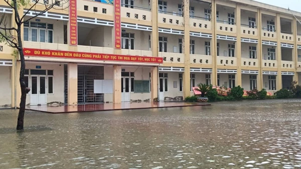Trường học bị ảnh hưởng bởi bão số 10. (Ảnh: Trường THCS và THPT Nghi Sơn, Thanh Hóa)