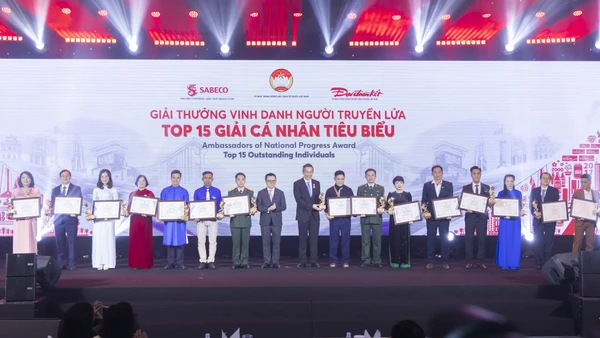 Trao giải "Vinh danh người truyền lửa" cho 15 cá nhân xuất sắc.