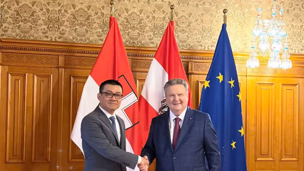 Đại sứ Việt Nam tại Áo Vũ Lê Thái Hoàng và Thị trưởng Thành phố Vienna Michael Ludwig