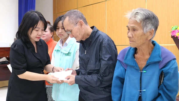 Giám đốc Báo và Phát thanh, Truyền hình Khánh Hòa Thái Thị Lệ Hằng trao các suất quà cho người dân phường Nam Nha Trang.