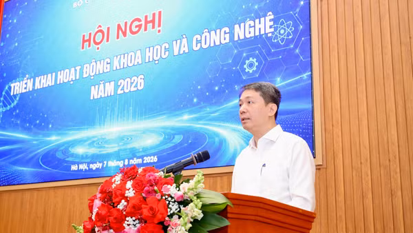 Thứ trưởng Giáo dục và Đào tạo Phạm Quang Hưng phát biểu tại Hội nghị triển khai hoạt động khoa học và công nghệ năm 2026. (Ảnh: NGUYỄN MẠNH)