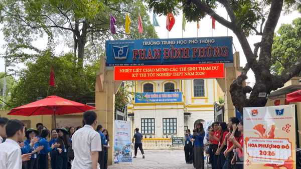 Thí sinh tham dự Kỳ thi tốt nghiệp trung học phổ thông năm 2026 đến điểm thi Trường trung học phổ thông Phan Đình Phùng, làm bài thi Ngữ văn sáng 11/6. (Ảnh: THANH HÀ)