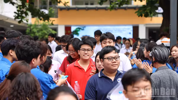 Thí sinh rời khỏi điểm thi Trường THCS Ngô Sĩ Liên (Hà Nội) sau khi hoàn thành bài thi Ngữ văn sáng 11/6. (Ảnh: Đại Thắng)