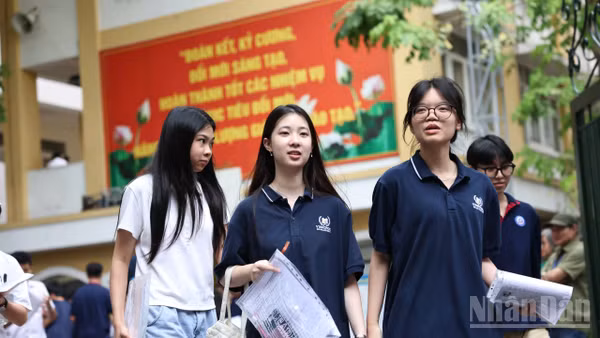 Thí sinh rời điểm thi sau khi hoàn thành bài thi môn Toán kỳ thi tốt nghiệp THPT năm 2026. (Ảnh: ĐẠI THẮNG)