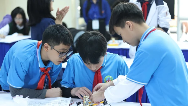 Với STEM, học sinh được khuyến khích đặt câu hỏi, khám phá thế giới bằng tinh thần khoa học, và tìm ra những lời giải mới mẻ, nhân văn cho những thách thức của cuộc sống