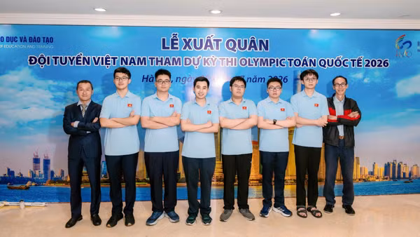 Đội tuyển quốc gia Việt Nam tham dự Olympic Toán quốc tế (IMO) năm 2026 trong Lễ xuất quân (Ảnh: Bộ Giáo dục và Đào tạo)