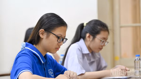 Thí sinh tham dự kỳ thi tuyển sinh vào lớp 10 Hà Nội (Ảnh: THẾ ĐẠI)