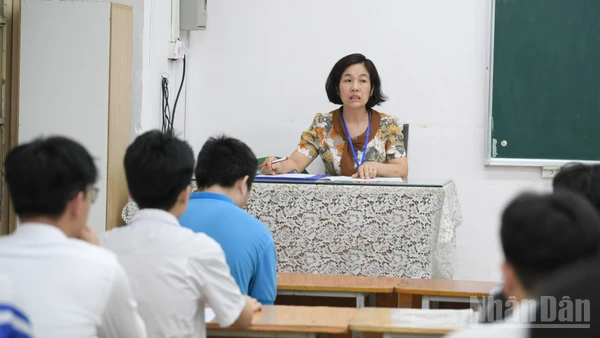 Giáo viên, học sinh trong một giờ học (Ảnh minh họa: THẾ ĐẠI)