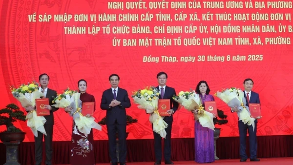 Đại tướng Phan Văn Giang trao các quyết định cho Bí thư và các Phó Bí thư Tỉnh ủy Đồng Tháp (mới) (Ảnh: TTXVN)