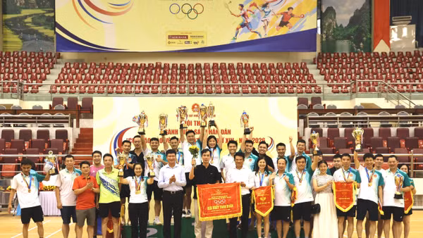 Đồng chí Nguyễn Huy Tiến, Ủy viên Ban Chấp hành Trung ương Đảng, Bí thư Đảng ủy, Viện trưởng Viện Kiểm sát nhân dân tối cao và đồng chí Trần Huy Tuấn, Ủy viên Ban Chấp hành Trung ương Đảng, Bí thư Tỉnh ủy Ninh Bình trao giải Nhất toàn đoàn cho Đoàn Vận động viên Viện Kiểm sát nhân dân thành phố Hải Phòng.