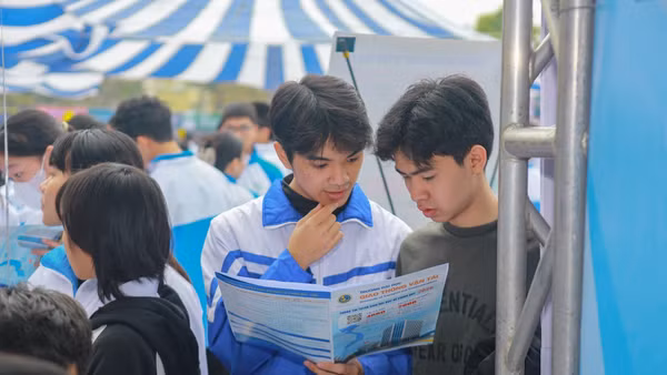 Thí sinh tìm hiểu thông tin về Trường đại học Giao thông vận tải trong mùa tuyển sinh năm 2026. 