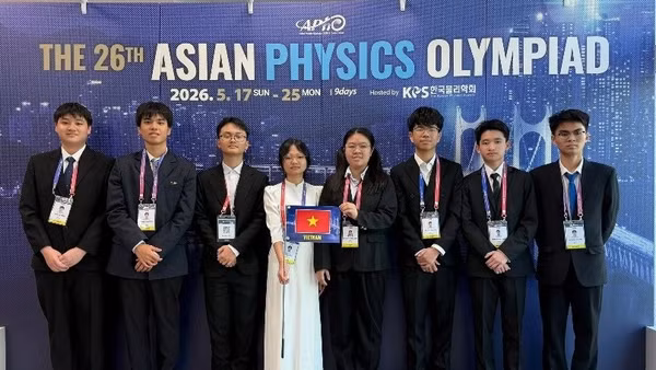 Tám học sinh trong Đội tuyển quốc gia Việt Nam dự thi APhO 2026 (từ trái sáng phải): Tạ Ngọc Minh, Nguyễn Nhật Minh, em Bùi Anh Tú, Nguyễn Thị Bích Ngọc, Vũ Nguyên Nguyên, Lê Duy Khánh, Phan Tuấn Dũng, Mai Văn Khánh (Ảnh: MOET)