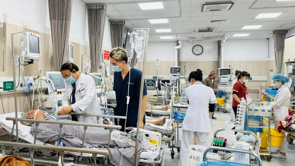 Xử lý cấp cứu cho người bệnh tại Trung tâm Cấp cứu ( Bệnh viện Bạch Mai)