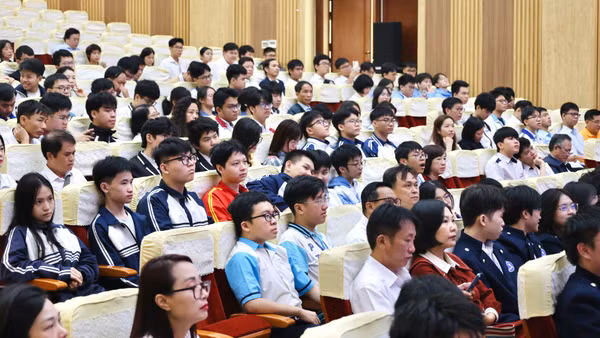 Học sinh tham dự Lễ khai mạc Kỳ thi chọn học sinh dự thi Olympic hôm 23/3 (Ảnh: HNUE)