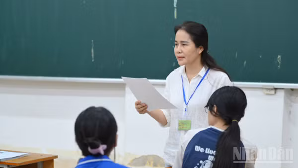 Thí sinh có mặt trực tiếp tại phòng thi, nghe phổ biến quy chế, hoàn tất thủ tục trước khi bước vào các buổi thi chính thức (Ảnh: THẾ ĐẠI)